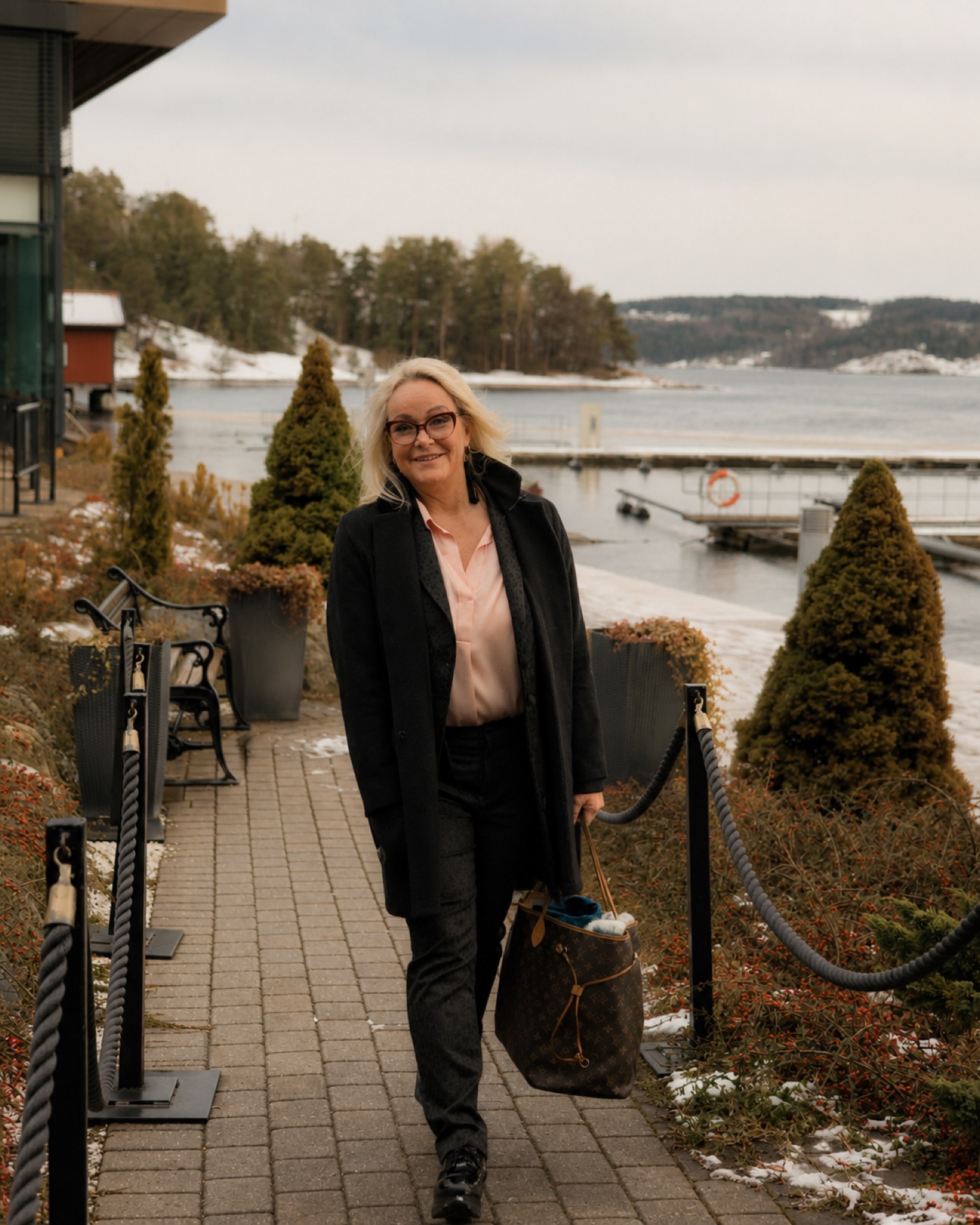 Torun Nordskaug på en vinterbrygge ved kysten